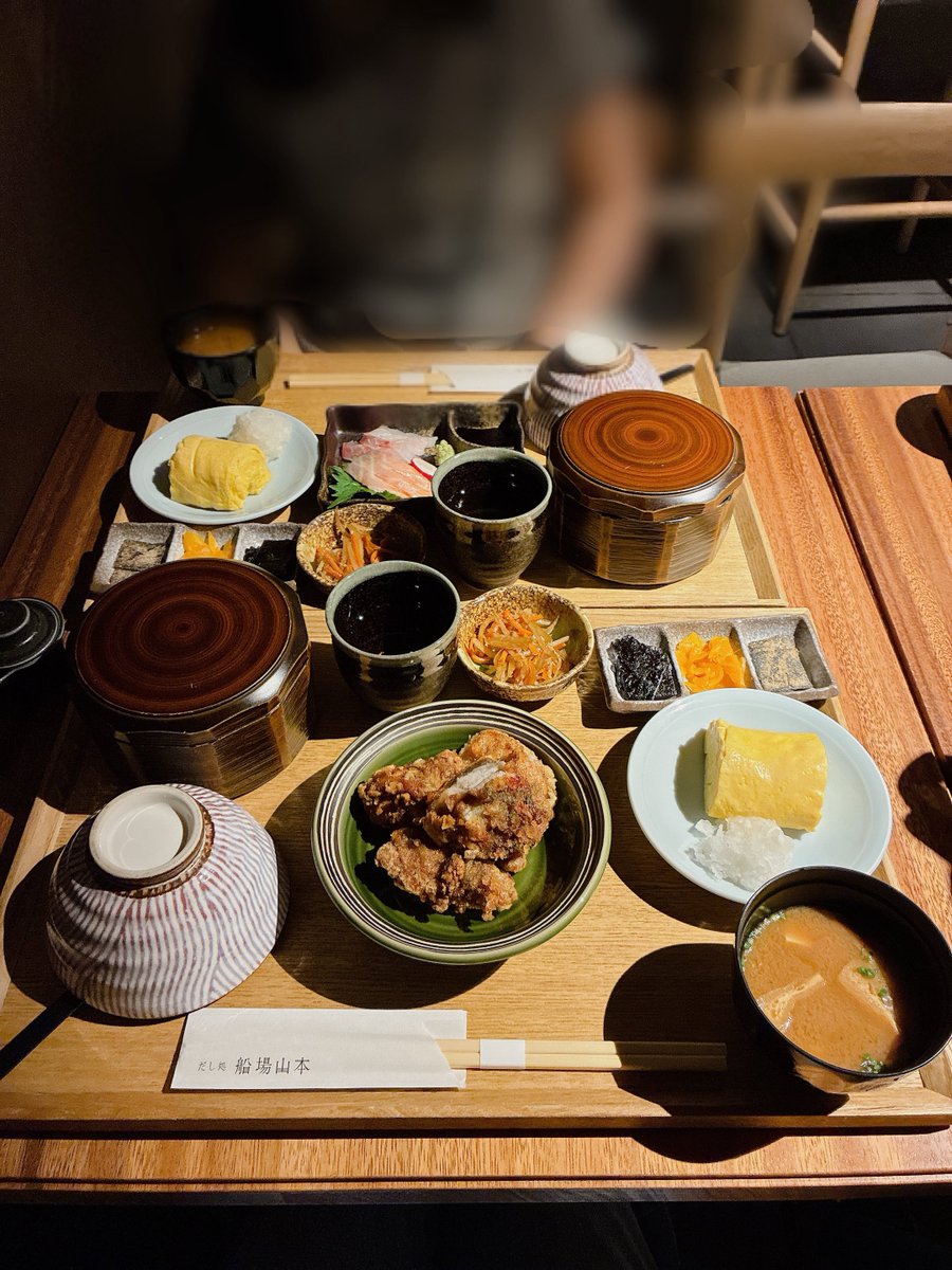 enseimeshi's tweet photo. 【心斎橋/四ツ橋】大阪
だし処船場山本

170年以上の歴史を持つ昆布店が手掛ける人気和食店です。ビル脇の路地裏風通路を進むとスタイリッシュな和の小さなお店が。舌触りなめらかちゅるるんだし巻き玉子と出汁唐揚げ。最後はそのままでも美味しい昆布をのせて出汁茶漬けです。オリックス劇場徒歩圏。 https://t.co/KP5GHuTNw7