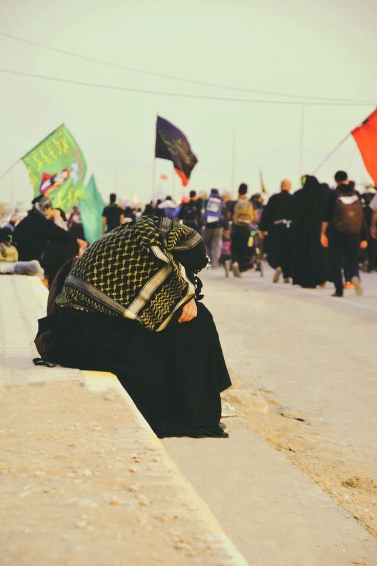 nazarkhatoon46's tweet photo. کافیه چند دقیقه کنار مسیر بایستی؛
اون وقت می‌بینی چطور میلیون‌ها انسان،
بدون اینکه همدیگر رو بشناسن...
مثل اعضای یک خانواده کنار هم قدم برمی‌دارن!❤️‍🩹🫡
#یالثارات_الحسین
 #ملت_حسینی https://t.co/MNlLU26i70