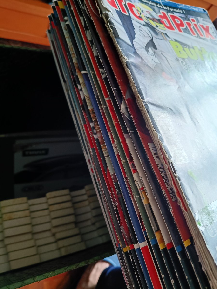 BenatHG32's tweet photo. MIRAR LO QUE ME HE ENCONTRADO EN LA CESTA DE MIMBRE QUE TENIA EN EL CUARTO DE MIS PADRES, RECUERDO COMPRAR ESTA REVISTA EN LA LIBRERIA DE ABAJO CUANDO HABIA CARRERA DE FORMULA 1 DESDE 2008 HASTA 2012. https://t.co/AgC8hZA2sG