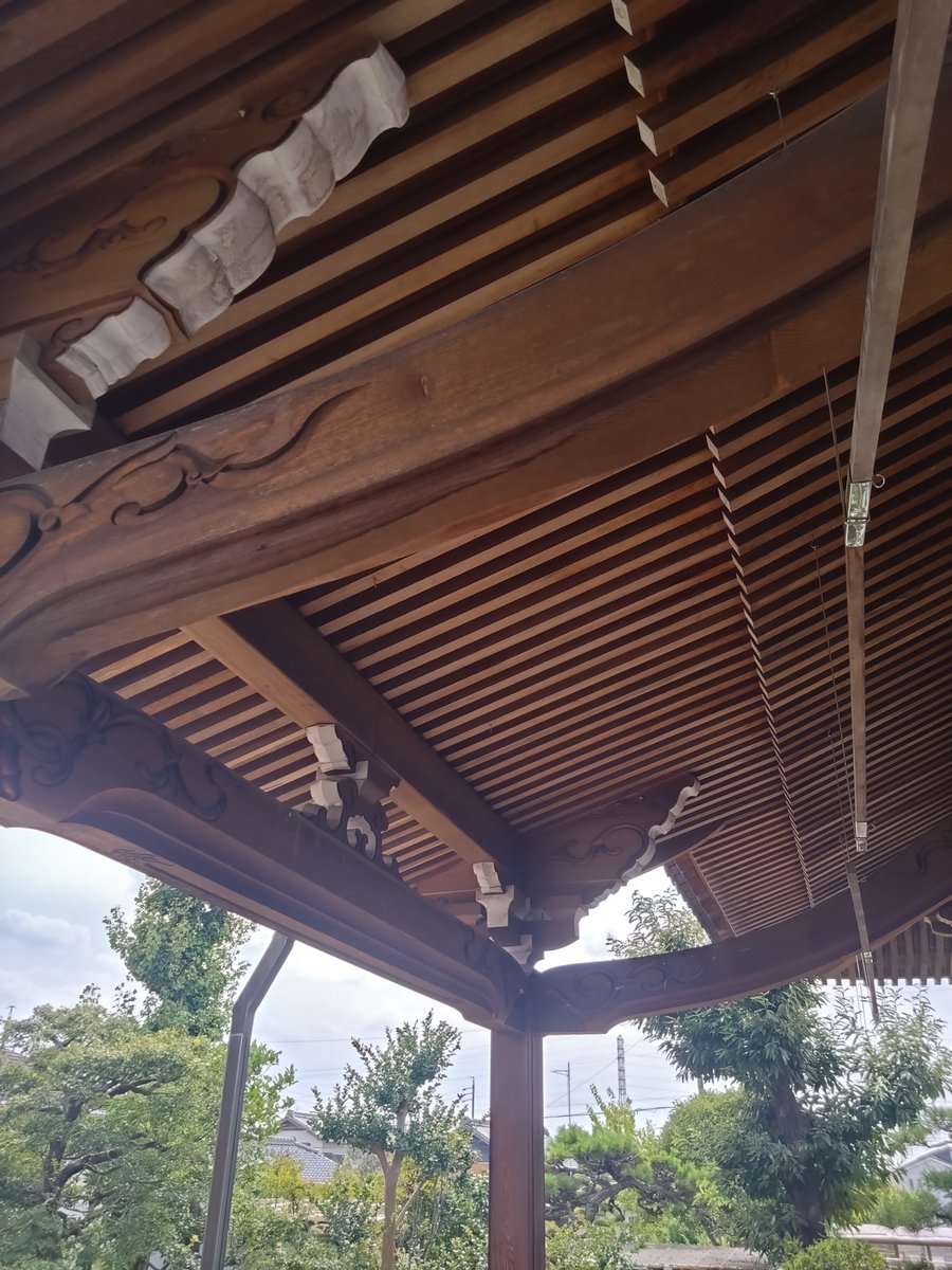 Sawataku_koubou's tweet photo. さわたく社長でございます。
会長が建てたと言うお寺を見に行って参りまいした。
なんというか…すごい
長男くんと同じ感想でした笑

ものづくりしている身からすると
出来た物で語られた気分でした
圧倒的知識、技術、気配りの集結を感じました。
昔、作った製品が営業だぞと言われたのを思い出し、正にそうだなと思いました

今後も真摯に、ものづくりに励みたいと思いました。