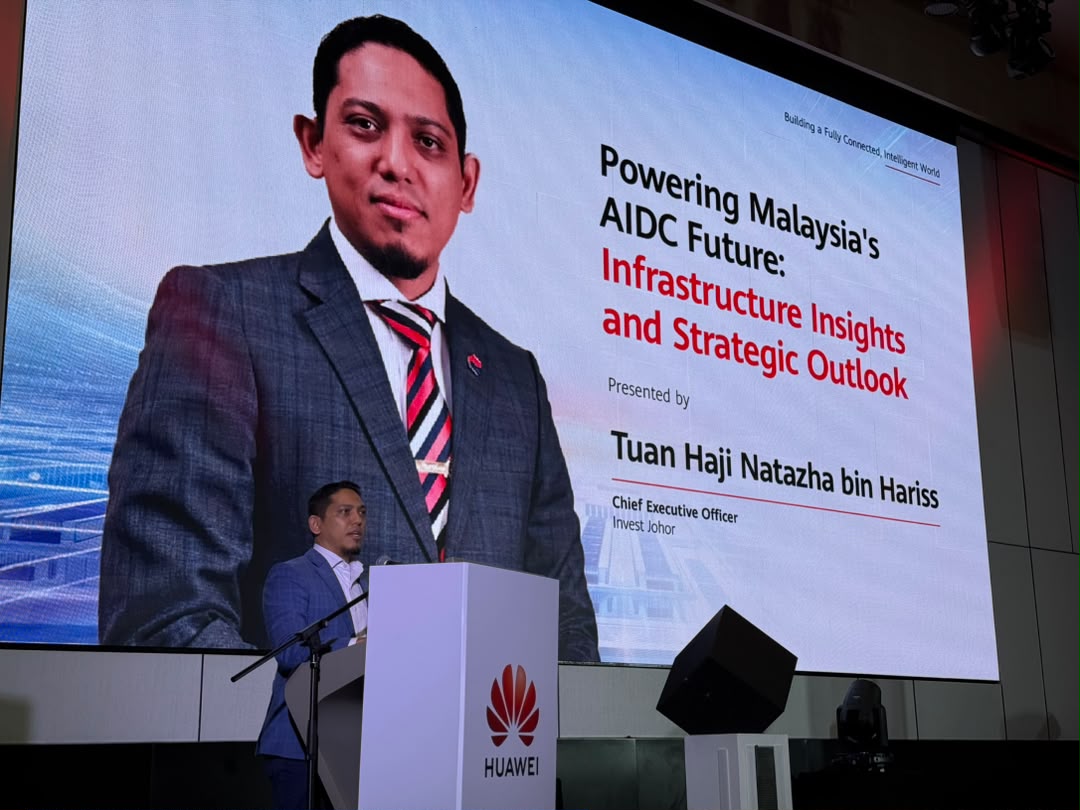 Invest_Johor's tweet photo. 𝗣𝗢𝗪𝗘𝗥𝗜𝗡𝗚 𝗠𝗔𝗟𝗔𝗬𝗦𝗜𝗔’𝗦 𝗔𝗜𝗗𝗖 𝗙𝗨𝗧𝗨𝗥𝗘 𝗙𝗥𝗢𝗠 𝗝𝗢𝗛𝗢𝗥

https://t.co/CIqUfdGHIW

#InvestJohor #Huawei #AIDC #ArtificialIntelligence #DataCentre #DigitalInfrastructure #Technology #Innovation #Johor #Malaysia https://t.co/ZVaaB1MZRs