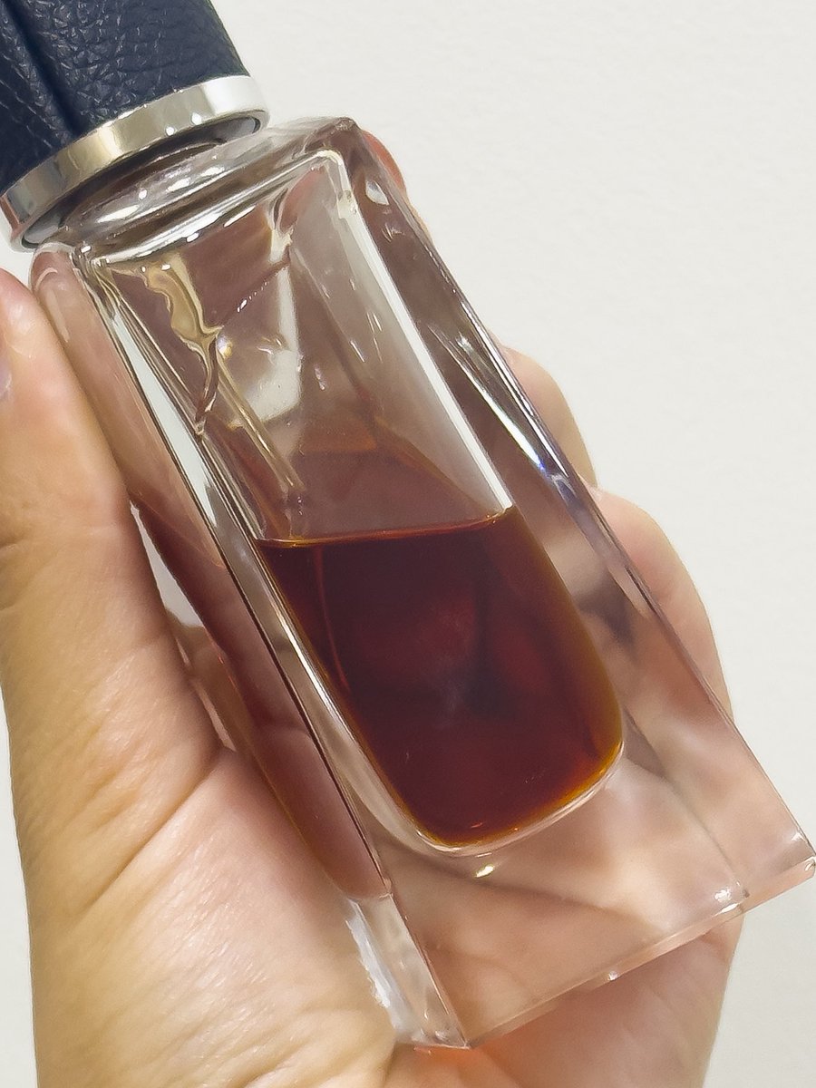 Siriperr's tweet photo. เรื่องของเรื่องคือชั้นมีน้ำหอมกลิ่นวนิลาอยู่ตัวนึง คือของ Butterfly Thai Perfume หอมละมุน แบบ โคตรจะวนิลา ที่ถูกต้อง ไม่หวานเลี่ยน ไม่แสบจมูก ช่วงที่ฉีดสังเกตหลายๆ ที นางจะชอบมาเกาะแกะอยู่ใกล้ๆ บางทีแทบจะดมจะสิง คือเอ็งเป็นเฮียไร5555555 พอไปอ่านอิเรื่องนี้ก็เพิ่งมาอ๋อว่า เออ วนิลาเอาเรื่องจริงว่ะ!

ความติดทนนั้นไม่ต้องพูดถึง ฉีด 1 ทีคือติดทั้งวันของจริ้งงงงขนาดถอดเสื้อจะอาบน้ำตอนเย็นยังได้กลิ่นอยู่เลย จะบ้าา