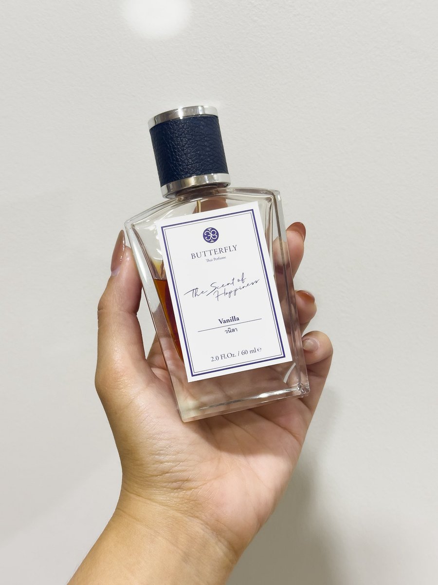 Siriperr's tweet photo. เรื่องของเรื่องคือชั้นมีน้ำหอมกลิ่นวนิลาอยู่ตัวนึง คือของ Butterfly Thai Perfume หอมละมุน แบบ โคตรจะวนิลา ที่ถูกต้อง ไม่หวานเลี่ยน ไม่แสบจมูก ช่วงที่ฉีดสังเกตหลายๆ ที นางจะชอบมาเกาะแกะอยู่ใกล้ๆ บางทีแทบจะดมจะสิง คือเอ็งเป็นเฮียไร5555555 พอไปอ่านอิเรื่องนี้ก็เพิ่งมาอ๋อว่า เออ วนิลาเอาเรื่องจริงว่ะ!

ความติดทนนั้นไม่ต้องพูดถึง ฉีด 1 ทีคือติดทั้งวันของจริ้งงงงขนาดถอดเสื้อจะอาบน้ำตอนเย็นยังได้กลิ่นอยู่เลย จะบ้าา