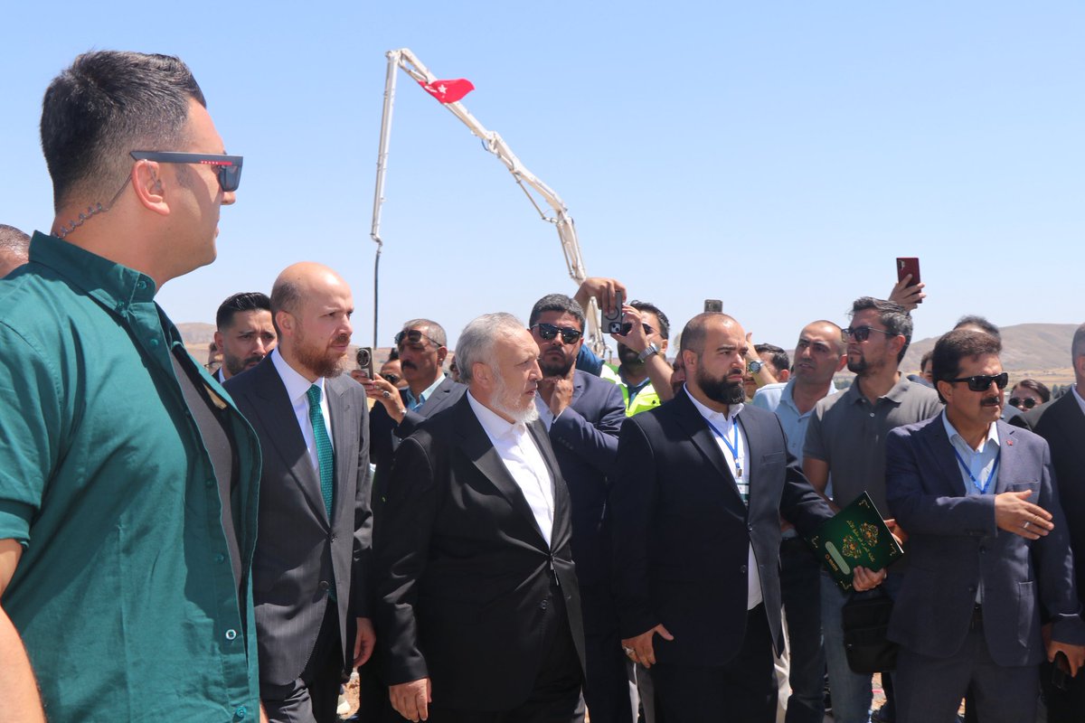 zkmuderrisoglu's tweet photo. Bugün Rabbimizin lütfuyla, uzun yılların emek, dua ve hayallerinin ilk adımını hep birlikte attık.

Siyer-i Nebî Külliyesi Temel Atma Merasimi, devlet erkânı, ilim ehli, kıymetli misafirlerimiz ve aziz milletimizin yoğun katılımıyla büyük bir vakar ve muhabbet içerisinde gerçekleştirildi.

Bu eser ilmin, hikmetin, ahlâkın ve Nebevî mirasın gelecek nesillere taşınacağı bir medeniyet ocağı olacaktır.

Bu kutlu günde bizleri yalnız bırakmayan bütün misafirlerimize, emeği geçen tüm kardeşlerimize, destek veren hayırseverlerimize ve dualarıyla yanımızda olan herkese özellikle Sayın Necmettin Bilal Erdoğan beyefendiye ve İçişleri Bakanımız Sayın Mustafa Çiftçi’ye gönülden teşekkür ediyoruz.

Rabbimiz bu mübarek hizmeti hayırlısıyla tamamlamayı, ümmete ve insanlığa faydalı, kalıcı bir sadaka-i câriye kılmayı nasip eylesin.

“Allah’ım! Bunu hayırla tamamla ve bereketli kıl.”

@SiyerKulliyesi @siyerinebivakfi 

#SiyeriNebiKülliyesi #SiyeriNebiVakfı #TemelAtma