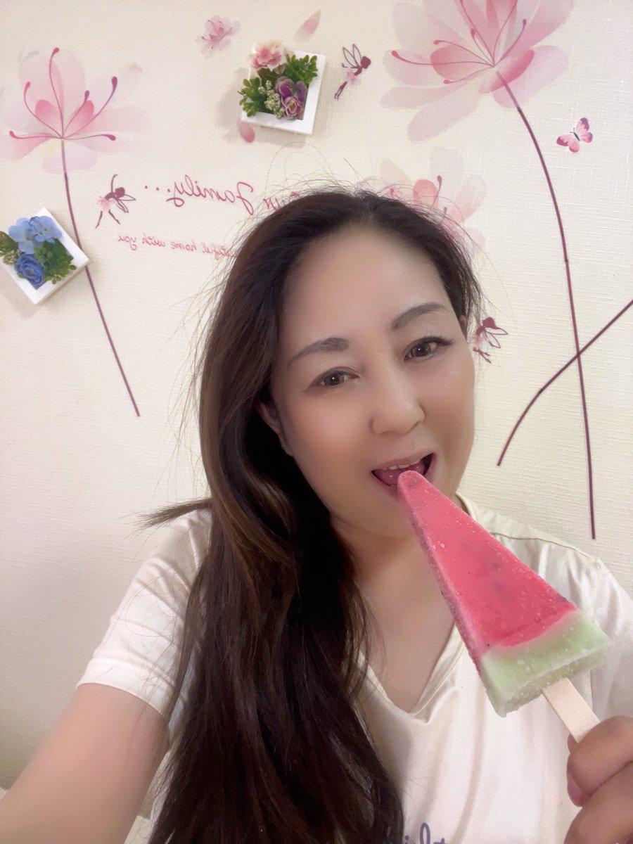 Nokaze4649's tweet photo. 暑いね😲
配信の休憩時間にアイス https://t.co/WmeJUBNdIm