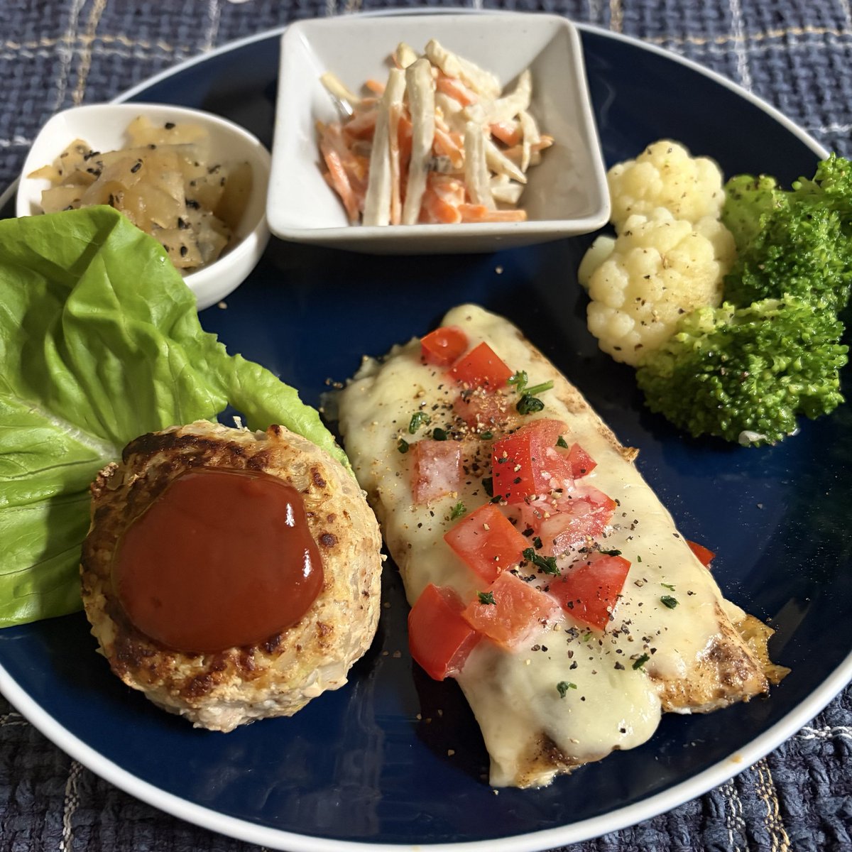 shampoo_rinse14's tweet photo. 晩ごはん 𓎩𓌉𓇋
⚪︎キャベツバーグ
⚪︎鰯のトマチー焼き🍅🧀
⚪︎ ゴボウとニンジンの醤油ﾏﾖ
⚪︎カリフラワーとブロッコリーのペペロンチーノ
#おうちごはん #夜ごはん 
鰯のトマトチーズ焼きは初めて作ったけどトロトロチーズとトマトの酸味が良かった♪また作ろ٩̋(ˊ•͈ ꇴ •͈ˋ)وﾜｰｲ✨ https://t.co/jl3hUHzMMb