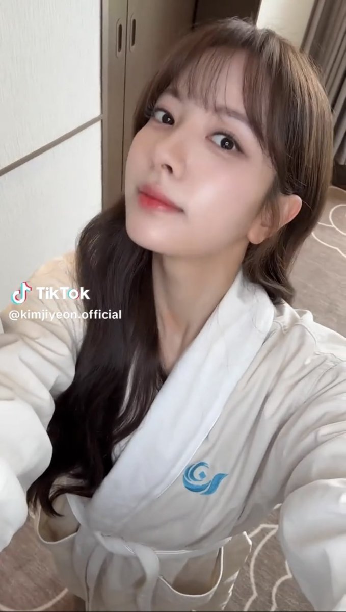 exseolbo's tweet photo. the little foot sticking out at the end 😭😭 she’s so cute https://t.co/85OHNkC7An