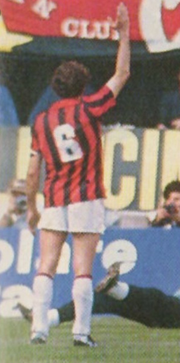 SandroSca's tweet photo. Quando c'era Baresi ti fidavi
Lo rispettavi, lo stimavi.

Se ti batteva non lo odiavi
Se lo battevi non lo umiliavi
Se era con te, in azzurro, eri felice
Se si faceva male ti dispiaceva

Non esultava sguaiatamente,
non simulava, non truffava.

Calciatore silenzioso
Campione
Uomo. https://t.co/HCc7intHyO
