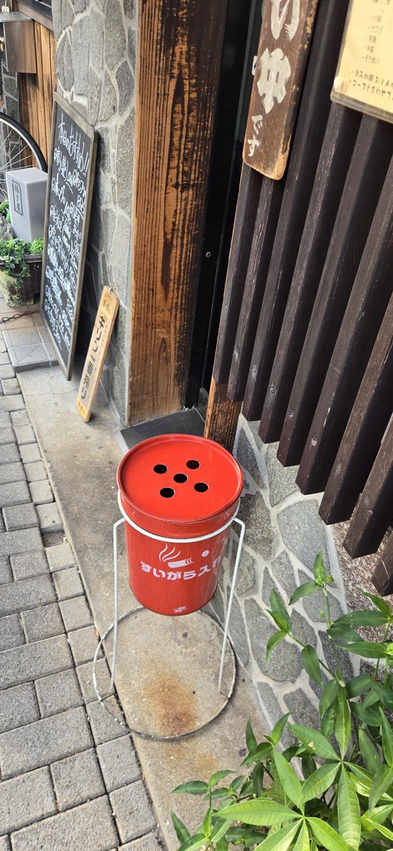 Phantom_sisters's tweet photo. 明るいうちから飲んでる https://t.co/Ji0bkQX2DN