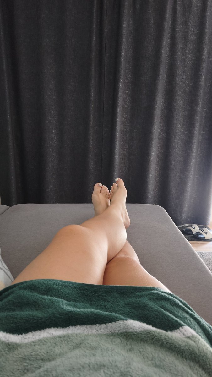 LadylikeIna's tweet photo. Frisch geduscht aber die Füße müssen noch trocken geleckt werden. Lutsch meine an meinen Zehen du "Lutscher"
#goddness #findom #zahlsklave #paypig https://t.co/fMJPLEGjjo