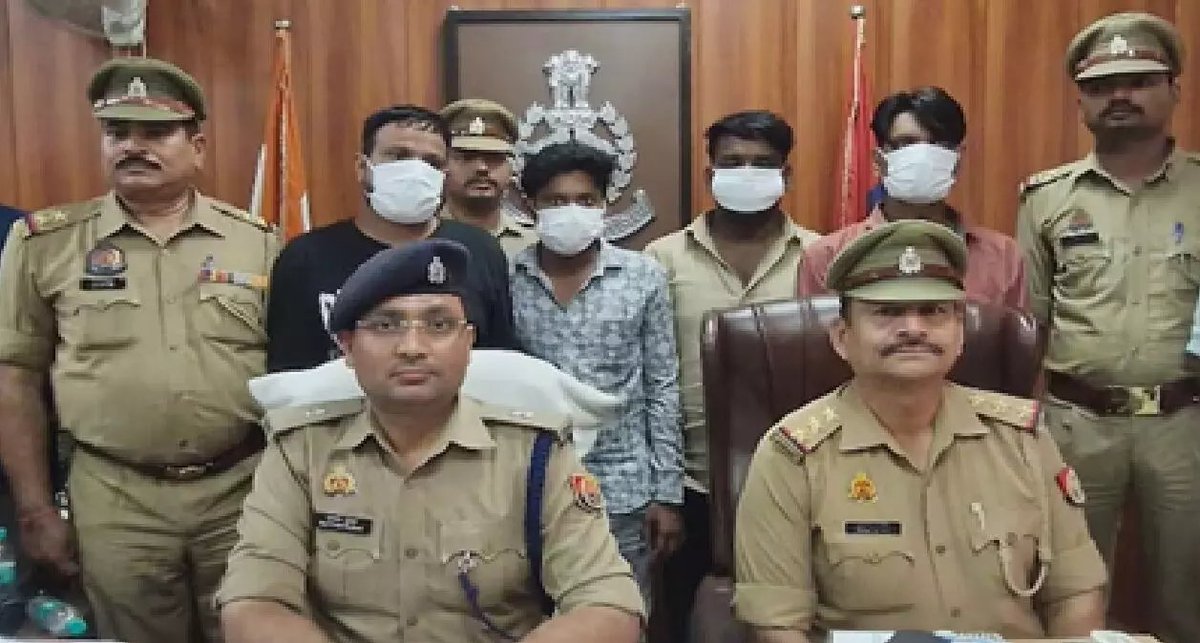 NewsDeshbandhu's tweet photo. ग्रेटर नोएडा में ड्रग्स तस्करी का भंडाफोड़: 4 तस्कर गिरफ्तार, छात्रों को सप्लाई होता था विदेशी नशा
https://t.co/jExrtIsWlJ
#DeshbandhuNews
#GreaterNoida #DrugSmuggling #FourArrested #ForeignDrugsSeized https://t.co/vqN2VsyozF