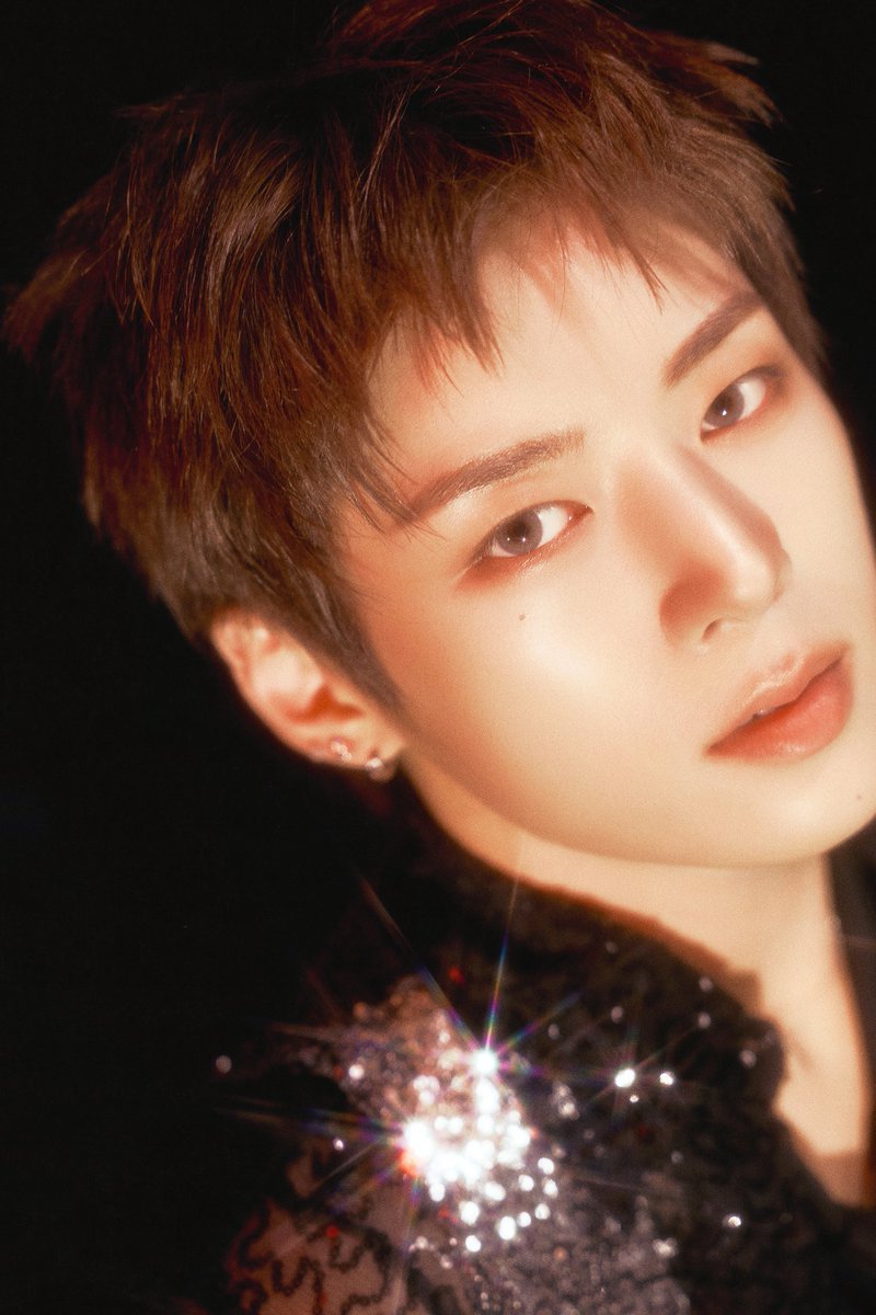 jinhyukluvr's tweet photo. god bless the dinosaur that died to make fossil fuel that was treated to become petrol for the car that took his mom to the hospital to give birth to someone as gorgeous as him https://t.co/vsIhNhZ7wM