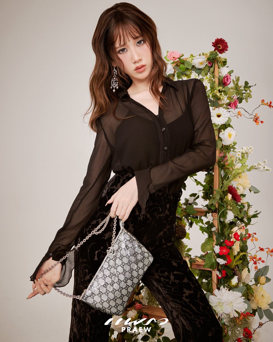 Praewdaily's tweet photo. #PraewDigitalCoverXJaneyeh ✨ In Full Flora เผยเสน่ห์ของ เจนเย่ เมธิกา ในแฟชั่นเซ็ตพิเศษจาก Gucci กับคอลเล็คชั่น Generation Gucci ที่ Demna นำรหัสการออกแบบจากอาร์ไคฟ์ของแบรนด์มาตีความใหม่ ผสานซิลลูเอตอันพลิ้วไหวและงานตัดเย็บอันประณีต สู่ลุคร่วมสมัยเหนือกาลเวลา

>> https://t.co/f3qAmTrb8B

#PraewDigitalCover #Gucci #Janeyeh #Praewmag