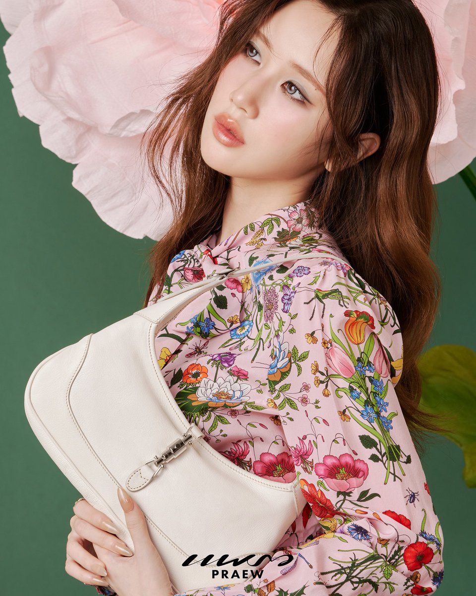 Praewdaily's tweet photo. #PraewDigitalCoverXJaneyeh ✨ In Full Flora เผยเสน่ห์ของ เจนเย่ เมธิกา ในแฟชั่นเซ็ตพิเศษจาก Gucci กับคอลเล็คชั่น Generation Gucci ที่ Demna นำรหัสการออกแบบจากอาร์ไคฟ์ของแบรนด์มาตีความใหม่ ผสานซิลลูเอตอันพลิ้วไหวและงานตัดเย็บอันประณีต สู่ลุคร่วมสมัยเหนือกาลเวลา

>> https://t.co/f3qAmTrb8B

#PraewDigitalCover #Gucci #Janeyeh #Praewmag