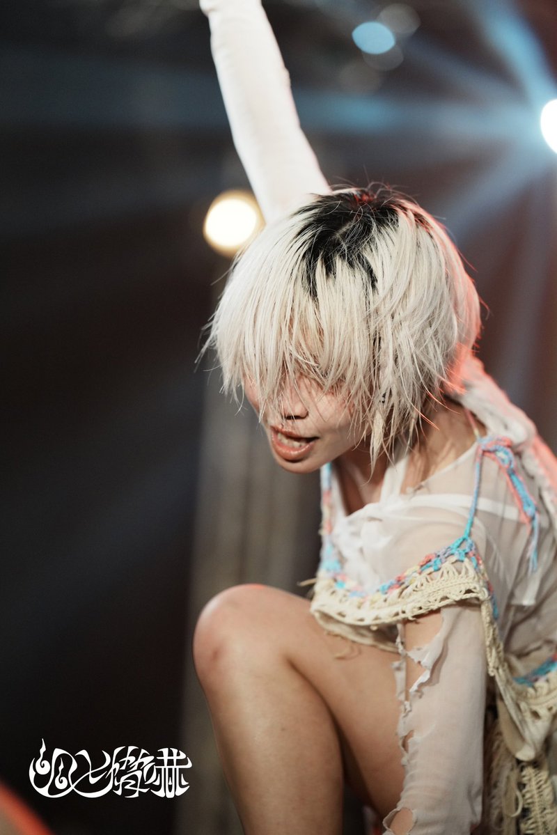 GARDESECT's tweet photo. This KAQRIYO tour began almost immediately after Yuchiomi had to take a break, and it really makes me realize just how much these two have carried on their own. Tomorrow is the final show in Shinjuku. I want to make sure I truly watch them, and capture them well. https://t.co/joxDNybnSZ