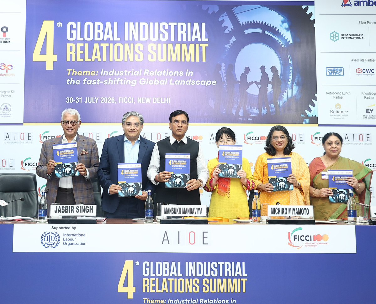 mansukhmandviya's tweet photo. आज नई दिल्ली में AIOE और FICCI द्वारा आयोजित '4th Global Industrial Relations Summit' को संबोधित किया।  

मोदी सरकार का यह दृढ़ विश्वास है कि कामगार और उद्योग, दोनों ही राष्ट्र के विकास के सबसे महत्वपूर्ण स्तंभ हैं। इसलिए हमारी हर नीति कामगारों के लिए 'Ease of Living' और उद्योगों के लिए 'Ease of Doing Business' दोनों दिशाओं में निरंतर काम कर रही है।