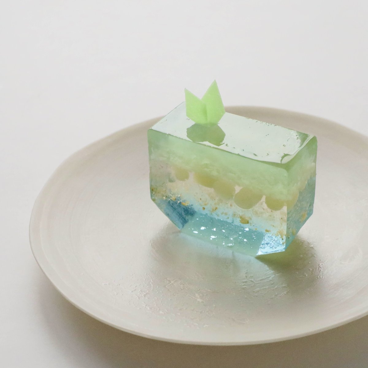 YuikoYoshimura's tweet photo. 「京都の地下水」をテーマにしてお作りしたオリジナル生菓子です。
幾重にも重なる地層と、その下に湧き出た清らかな水、
水で育まれる豊かな緑を表現しています。
自然の恵みはかけがいのないものです。 https://t.co/GgP6nyX5EJ