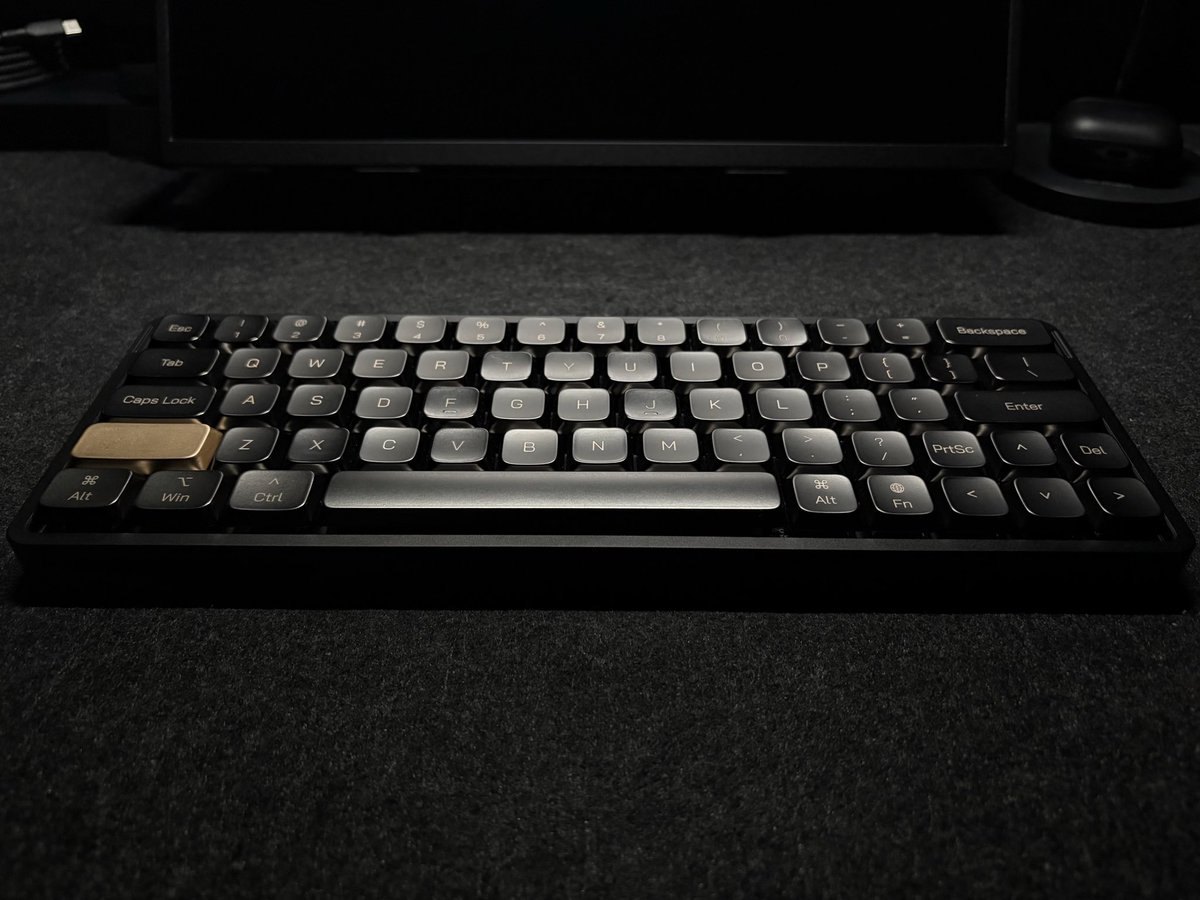 awekeys's tweet photo. Title: Stealth with a touch of gold. 🌑✨
#awekeys #awekeysair #titaniumblack #metalkeycaps #lowprofilekeyboard https://t.co/DDAd7KYJku