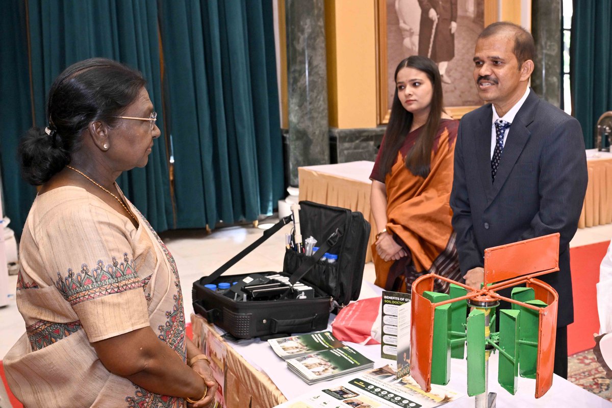 rashtrapatibhvn's tweet photo. President Droupadi Murmu interacted with a group of grassroots innovators of Atal Innovation Mission and witnessed their innovations in an exhibition at Rashtrapati Bhavan. The President emphasised that grassroots innovations are well-suited to society’s needs, as they combine local experience, scientific thinking, and individual creativity with a sense of social responsibility. 

She appreciated the innovators for working with conviction despite challenges, to bring about positive change in the lives of individuals, families and communities.