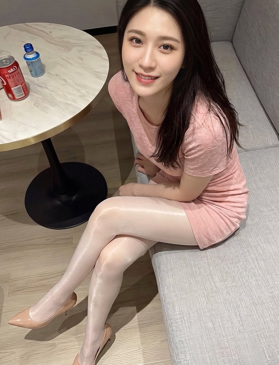 lovelychachan's tweet photo. 闺蜜一直夸我今天穿的这双丝袜显腿长，视觉上起码拉长了五公分，你们帮我看看，到底是真显瘦还是灯光打得好啊？ https://t.co/mvyZTj3SBi