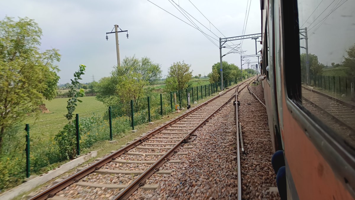 ImAnshul09's tweet photo. Rewari Junction 
Near Railway Line 
#rewarijunction #railway @RailwaySeva https://t.co/gp6pl2dTN0