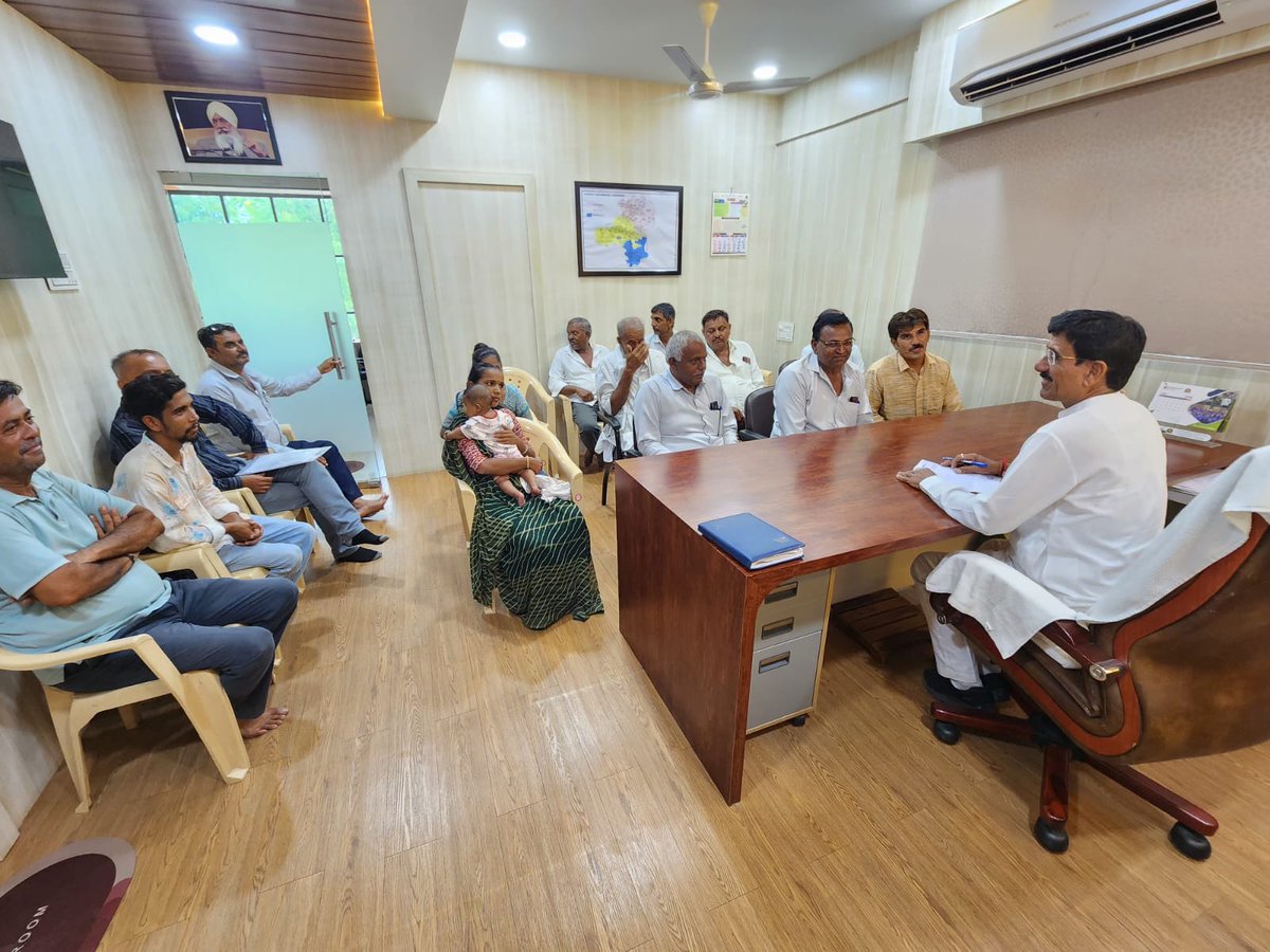 sardarchaudhri's tweet photo. ખેરાલુ ધારાસભ્ય કાર્યાલય ખાતે નાગરિકોના પ્રશ્નોને સાંભળી, તેમના ત્વરિત નિવારણ માટે જરૂરી સૂચનાઓ આપી સહ સર્વે વિસ્તારના આગેવાનો સાથે સ્નેહભરી મુલાકાત કરી. https://t.co/XaGtCuCngU