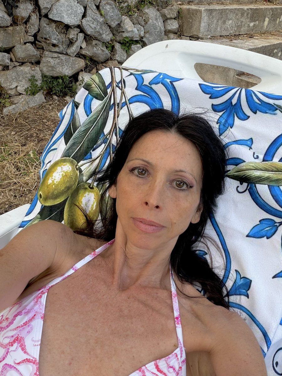 LorenaBaricalla's tweet photo. A place of many wonders, a place full of life…Regenerating under my olive tree, feeling its embrace full of wisdom and quiet🙏 #lorenabaricalla #lifestyle #regeneration #connection #nature https://t.co/LpTg7v2FE4