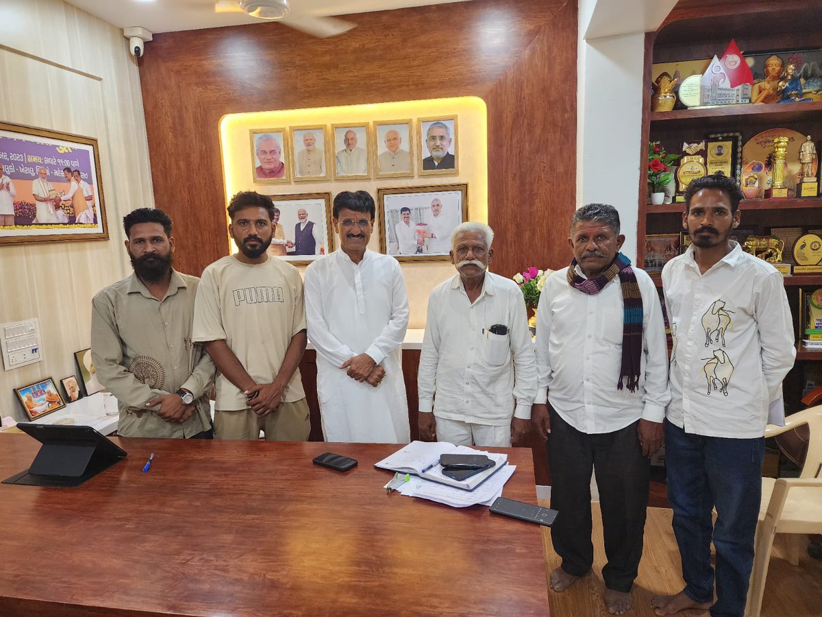 sardarchaudhri's tweet photo. ખેરાલુ ધારાસભ્ય કાર્યાલય ખાતે નાગરિકોના પ્રશ્નોને સાંભળી, તેમના ત્વરિત નિવારણ માટે જરૂરી સૂચનાઓ આપી સહ સર્વે વિસ્તારના આગેવાનો સાથે સ્નેહભરી મુલાકાત કરી. https://t.co/XaGtCuCngU