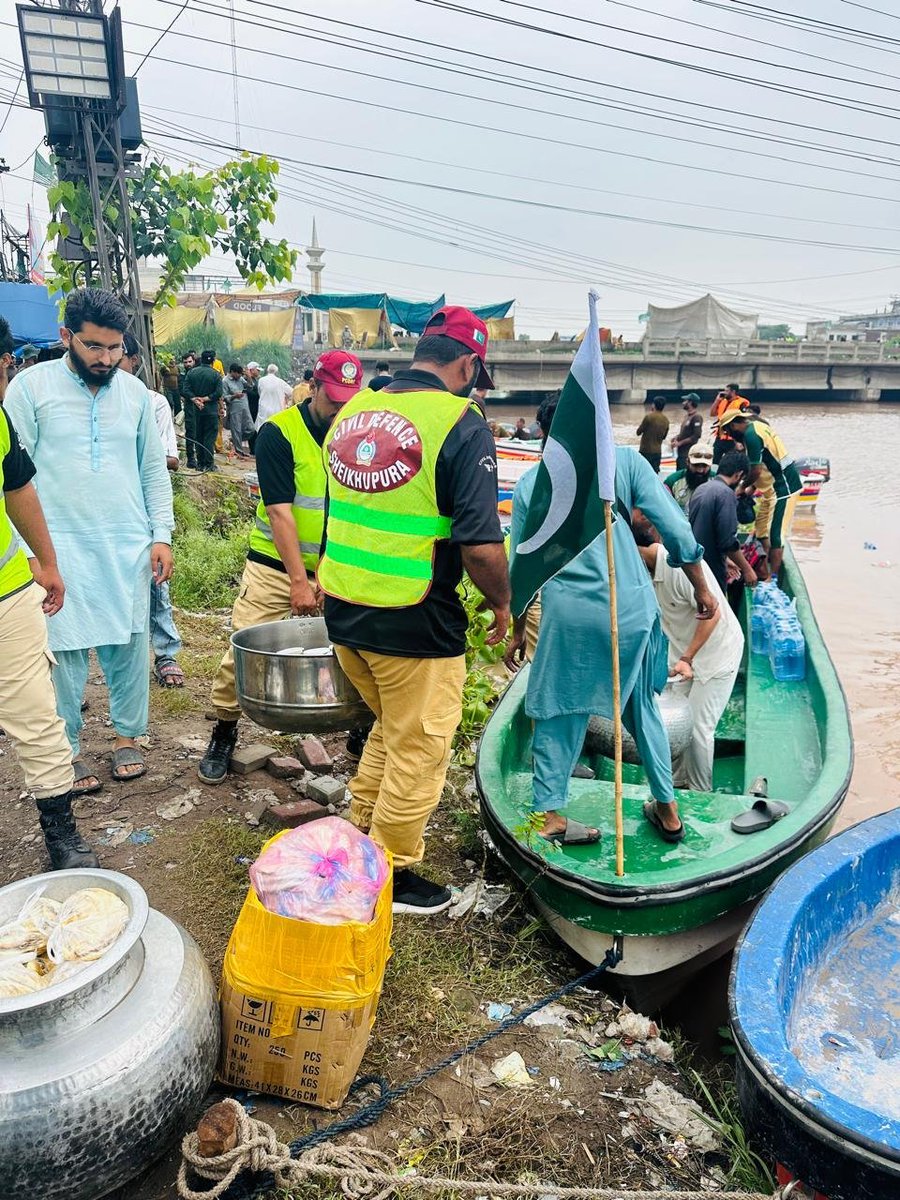 aftabniazi007's tweet photo. وزیراعلیٰ پنجاب کی ہدایت پر پٹھان کالونی کے تقریباً 1,600 سیلاب متاثرین کو ریسکیو 1122 کے ذریعے ناشتہ فراہم کر دیا گیا ہے۔ انتظامیہ اور ریسکیو ٹیمیں کشتیوں کے ذریعے خوراک کی بروقت فراہمی کو یقینی بنا رہی ہیں تاکہ پانی میں محصور شہریوں کو ان کی دہلیز پر امداد میسر آ سکے۔ https://t.co/Im0MXDb2yg