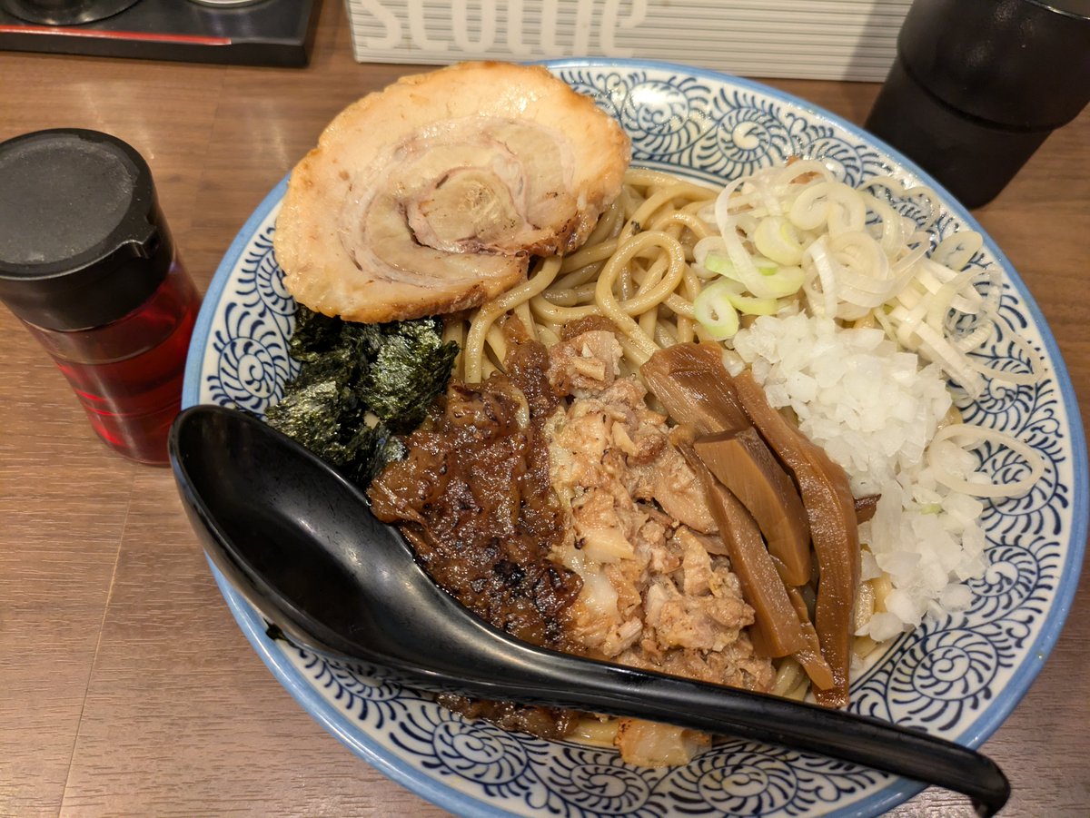 tpycd074's tweet photo. 棚卸しで仕事が早く終わり狼煙東大宮店さんへ
東大宮店限定の油そば特盛無料900円の神コスパな油そば！
攻めすぎたカレーの方が間違いなく満足度高いのは分かってるけど未食のメニュー抑えておかねば！
辣油やお酢の味変は良き！
ハイコスパな油そば！
そして何よりも長谷川さんに会え大満足ぷふぁ https://t.co/dWQyTz6azf