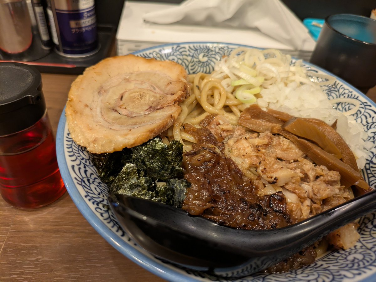 tpycd074's tweet photo. 棚卸しで仕事が早く終わり狼煙東大宮店さんへ
東大宮店限定の油そば特盛無料900円の神コスパな油そば！
攻めすぎたカレーの方が間違いなく満足度高いのは分かってるけど未食のメニュー抑えておかねば！
辣油やお酢の味変は良き！
ハイコスパな油そば！
そして何よりも長谷川さんに会え大満足ぷふぁ https://t.co/dWQyTz6azf