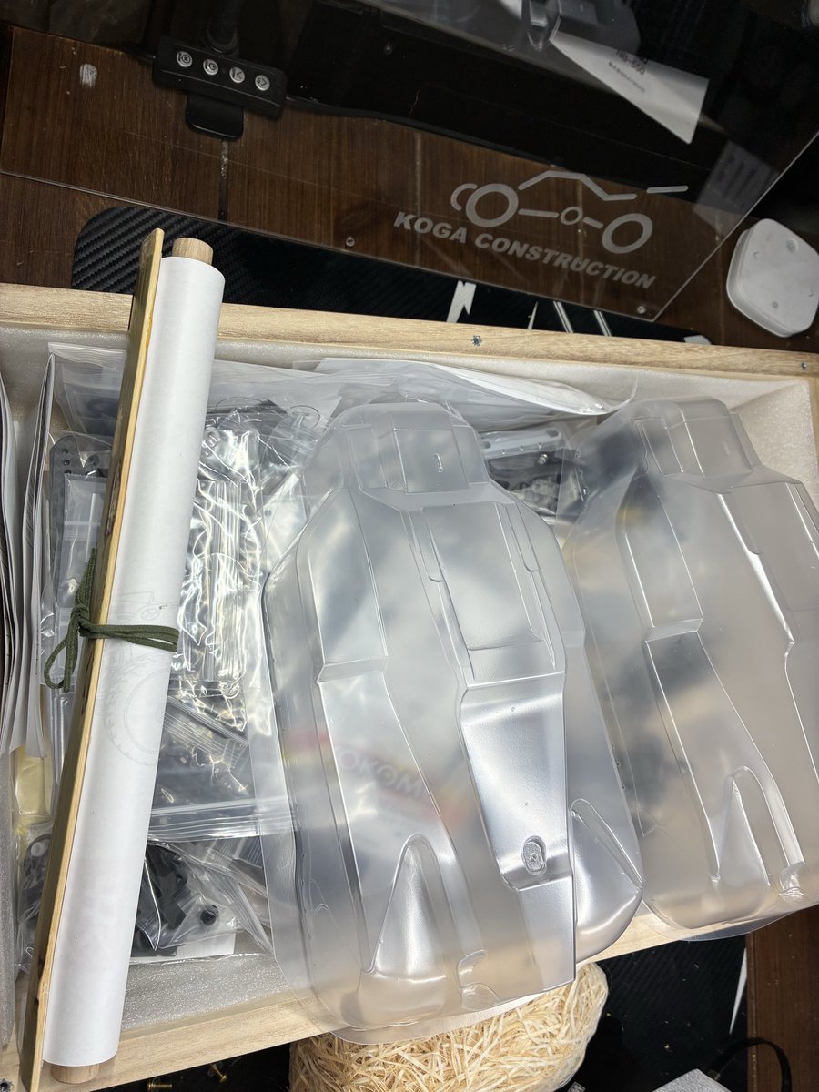 LX5OI3tw1POM0l1's tweet photo. 中学時代、自作FFバギーマシンが全日本選手権を騒がせてた頃、見よう見真似で自分もオプティマのパーツとFRP板で、自作FFマシンを製作。その当時通ってたサーキットには、FFマシンの先駆者的存在の古賀さんもいらしてて、ダメ出しをいただいた記憶が…😅そして、この度KOGA-EL-FFを入手🤣
#kogaelff https://t.co/57l2lj5Tb9