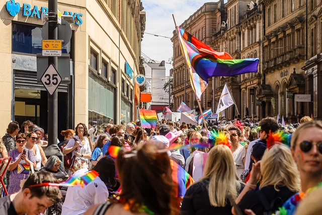 AlstomUK's tweet photo. Last weekend #TeamAlstom once again marched in the @NottsPride Parade, showcasing our commitment to inclusion, and playing our part in making all LGBTQ+ people feel safe and welcome.

📷 Matthew Ainscough and Simon Tonks https://t.co/XFWsOAJEuu