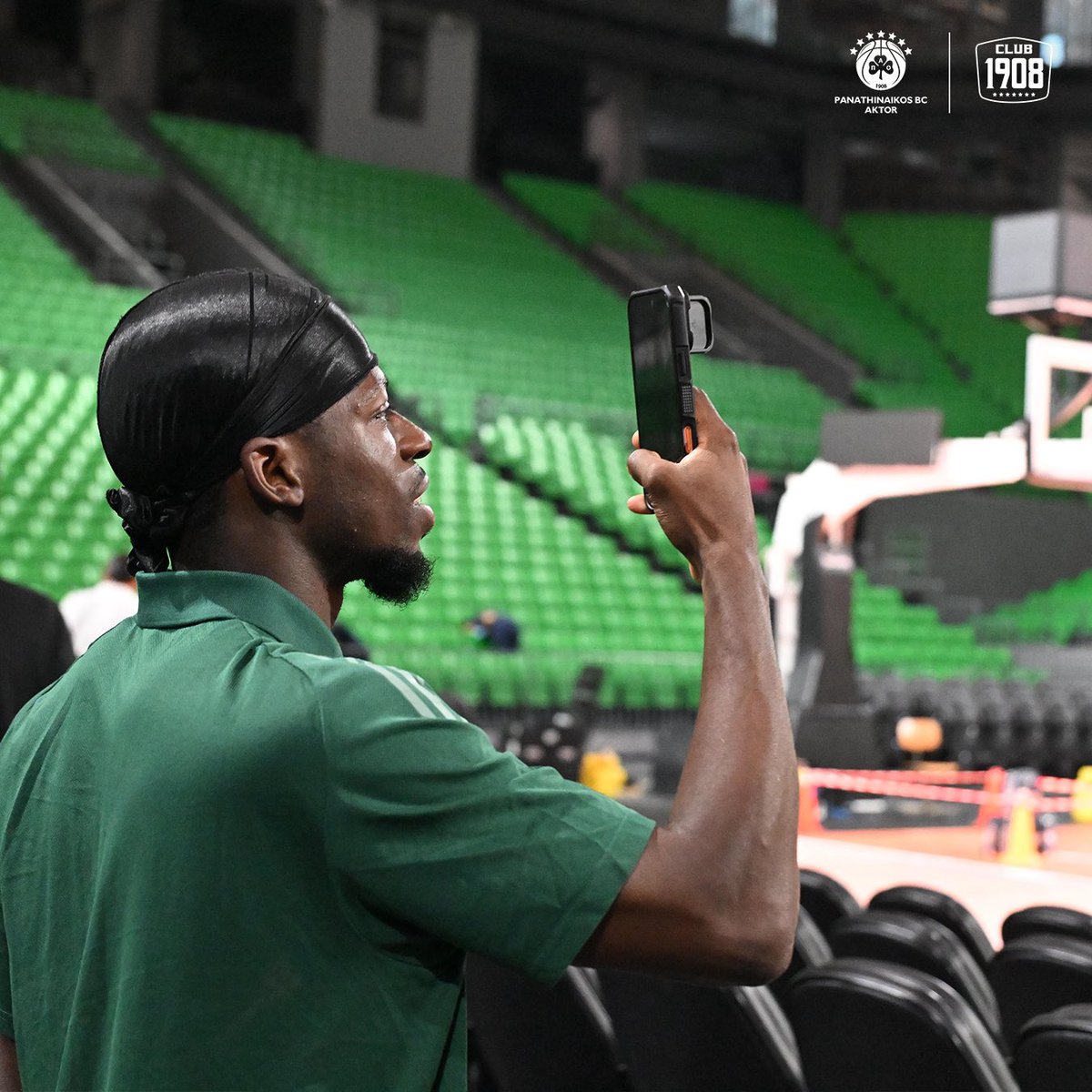 Paobcgr's tweet photo. First day. New home. All GREEN. ☘️💚

Experience Sylvain Francisco's first day at Telekom Center Athens.

#WeTheGreens #paobcaktor #Club1908 https://t.co/GvvIGQHXi8