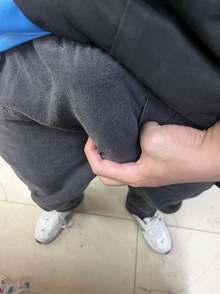 Kupp123k's tweet photo. 就这样支着帐篷上班。#大肉棒 #男菩萨 #直男 #鸡巴 #约 https://t.co/Xej6ZaFswt