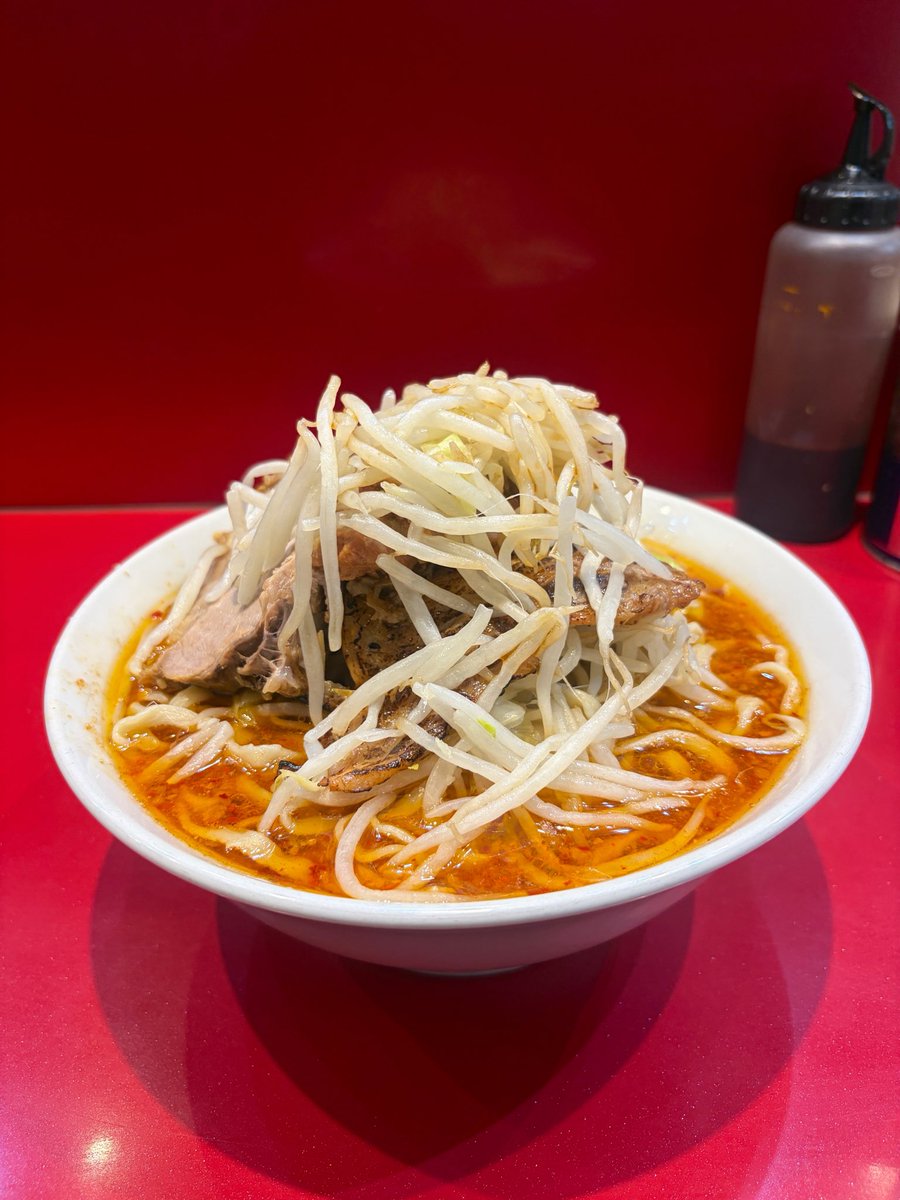 minori_k917's tweet photo. ラーメン二郎 西台駅前店💫
7月31日(金) 訪問
ラーメン少なめ 1,100円🍜
SK半分 50円
炙り豚 100円
コール そのまま🙋‍♂️
到着 9:54
待ち 11番目
着丼 10:35
旨辛SKで7月を乗り切る🌻肉厚な豚とデロ柔麺が、胃袋を殴りつける至高の1杯😊✨
#マイルドジロリアン
#ラーメン二郎
#ラーメン二郎西台駅前店 https://t.co/sv9oNsgQZ7