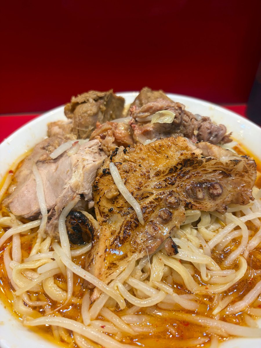 minori_k917's tweet photo. ラーメン二郎 西台駅前店💫
7月31日(金) 訪問
ラーメン少なめ 1,100円🍜
SK半分 50円
炙り豚 100円
コール そのまま🙋‍♂️
到着 9:54
待ち 11番目
着丼 10:35
旨辛SKで7月を乗り切る🌻肉厚な豚とデロ柔麺が、胃袋を殴りつける至高の1杯😊✨
#マイルドジロリアン
#ラーメン二郎
#ラーメン二郎西台駅前店 https://t.co/sv9oNsgQZ7