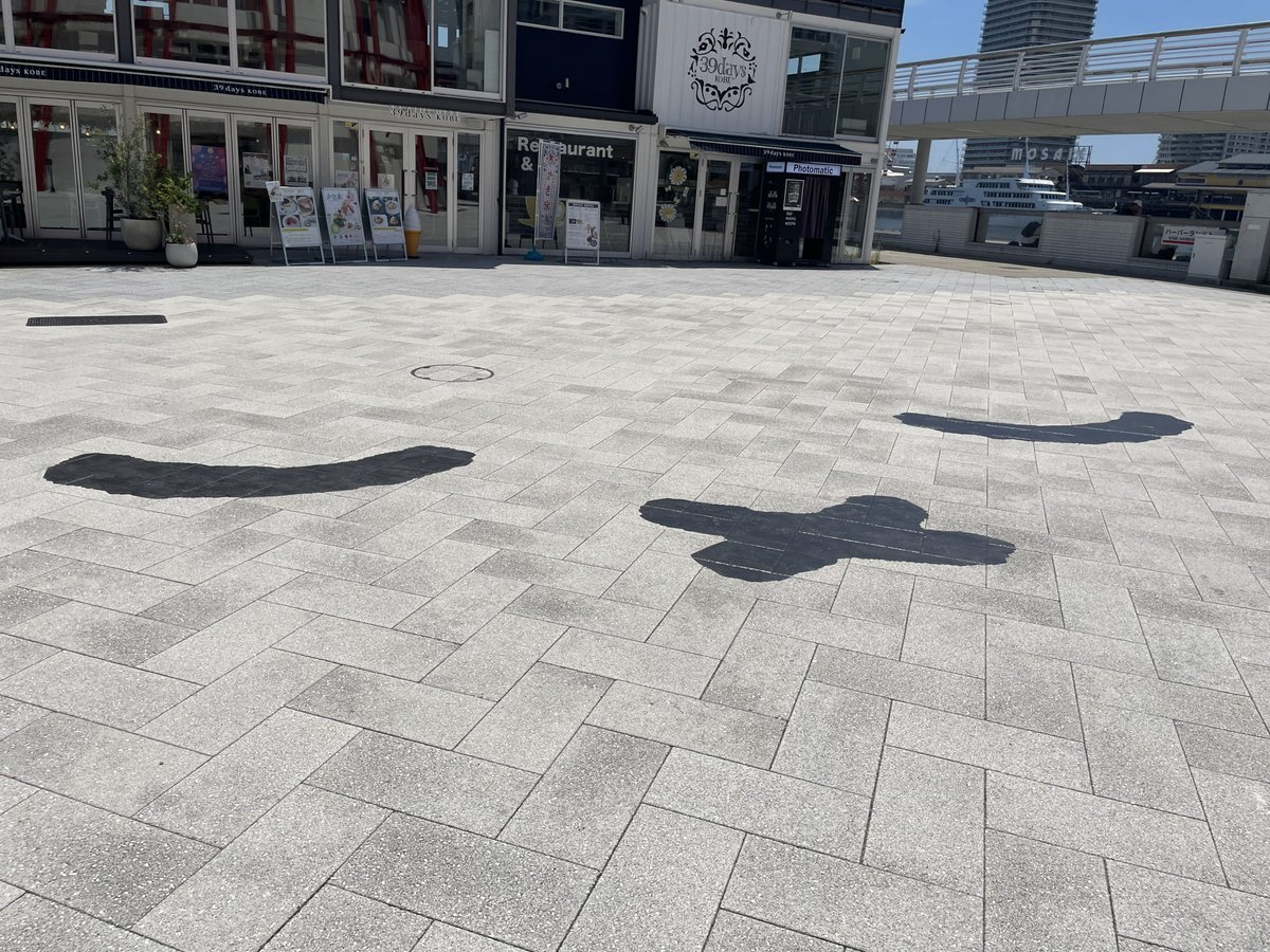 kobe_porttower's tweet photo. 「KOBE PORT TOWER×Dick Bruna TABLE in KOBE Waterfront」~Night Time~

神戸ポートタワー前、周辺空地にミッフィーのお顔が出現！！
今回は～Night Time～がテーマなので、おめめを閉じています🌙🌟

写真は神戸ポートタワー展望1階（一番おすすめ！）から撮影しました📸

https://t.co/bGSRHEVctz https://t.co/0bKp27dSv5