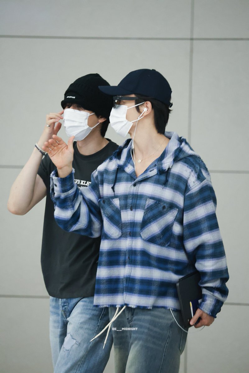 de__midnight's tweet photo. 260731 동해 은혁  ICN 출국

이야기 중🤝
@donghae861015 
@AllRiseSilver

#DONGHAE #동해 
#EUNHYUK #은혁 #혁재
#SUPERJUNIOR #슈주 #슈퍼주니어 https://t.co/WIu9xszZJI