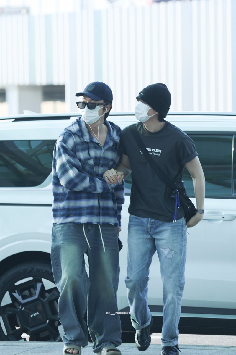 de__midnight's tweet photo. 260731 동해 은혁  ICN 출국

이야기 중🤝
@donghae861015 
@AllRiseSilver

#DONGHAE #동해 
#EUNHYUK #은혁 #혁재
#SUPERJUNIOR #슈주 #슈퍼주니어 https://t.co/WIu9xszZJI