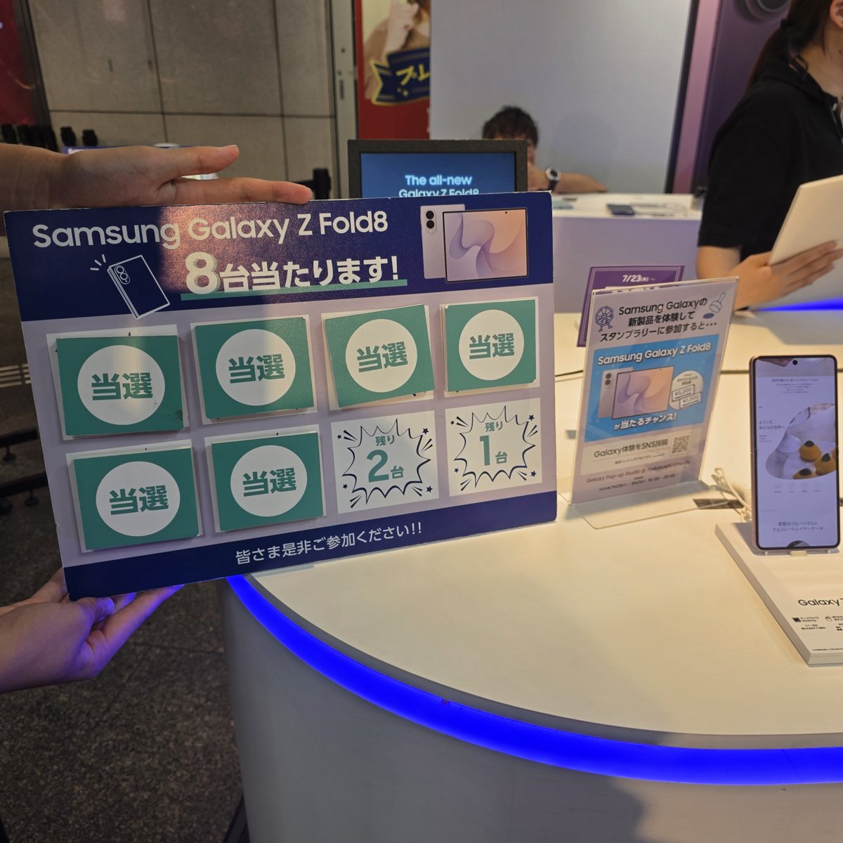 umenaguitar's tweet photo. 軽い！！！
#GalaxyPopupStudio  #折りたたみスマホならSamsungGalaxy  #GalaxyZFold8  #YodobashiUmeda https://t.co/2Uklcw3Qfq