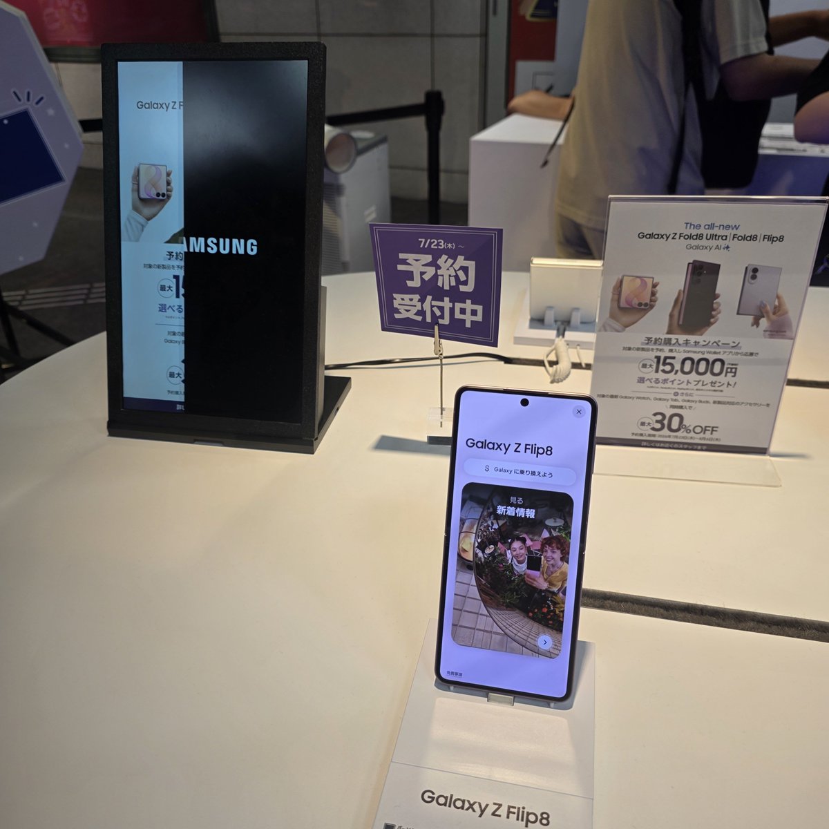 umenaguitar's tweet photo. 軽い！！！
#GalaxyPopupStudio  #折りたたみスマホならSamsungGalaxy  #GalaxyZFold8  #YodobashiUmeda https://t.co/2Uklcw3Qfq