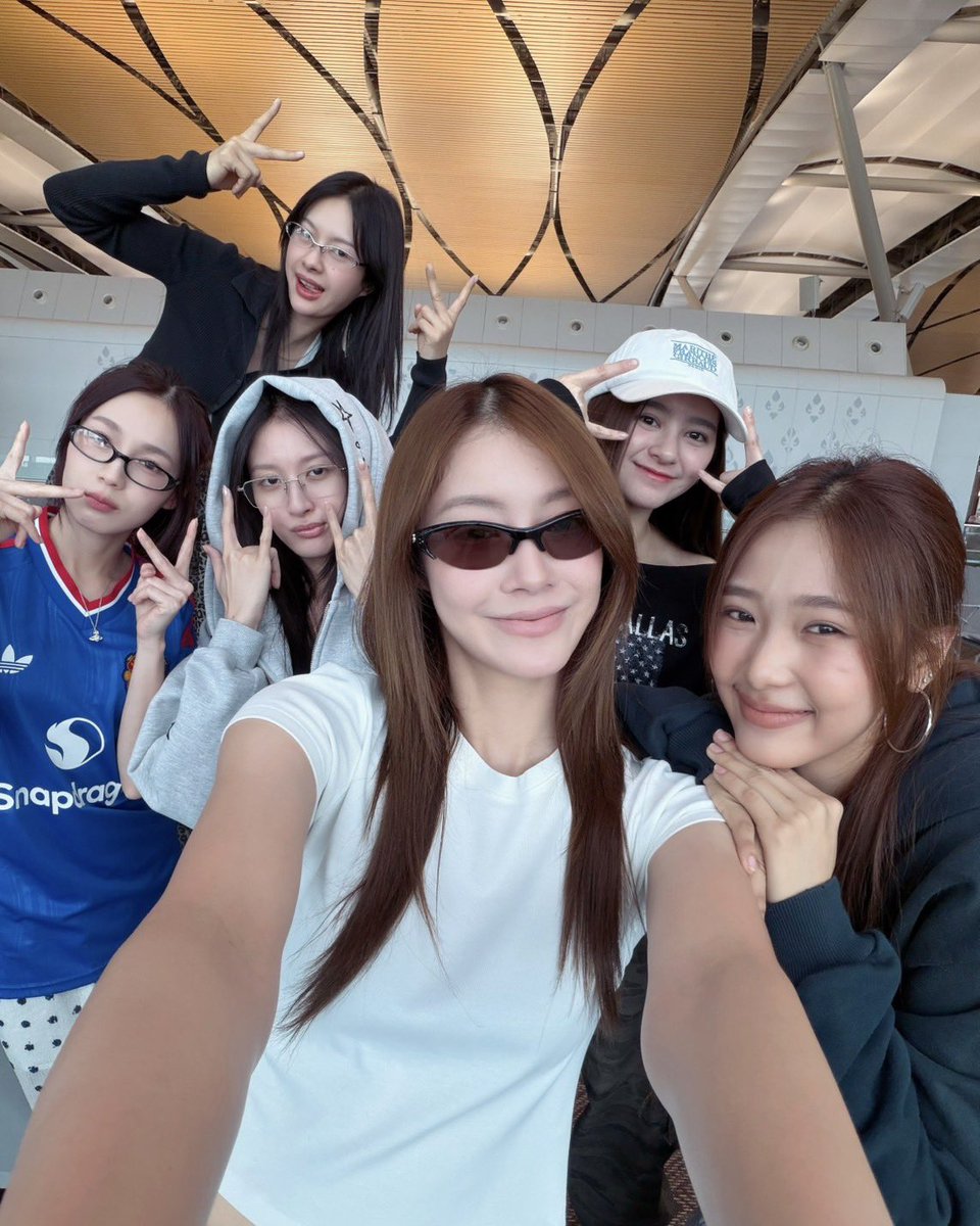GMMTV's tweet photo. Sooo excited!! On our way to see you guys rn 🤩
ตื่นเต้นสุดดด จะได้เจอกับแฟนๆ ทุกคนแล้ว 🤩

#GirlRulesFMinSingapore
#GMMTV https://t.co/Z2dxiB9hxx