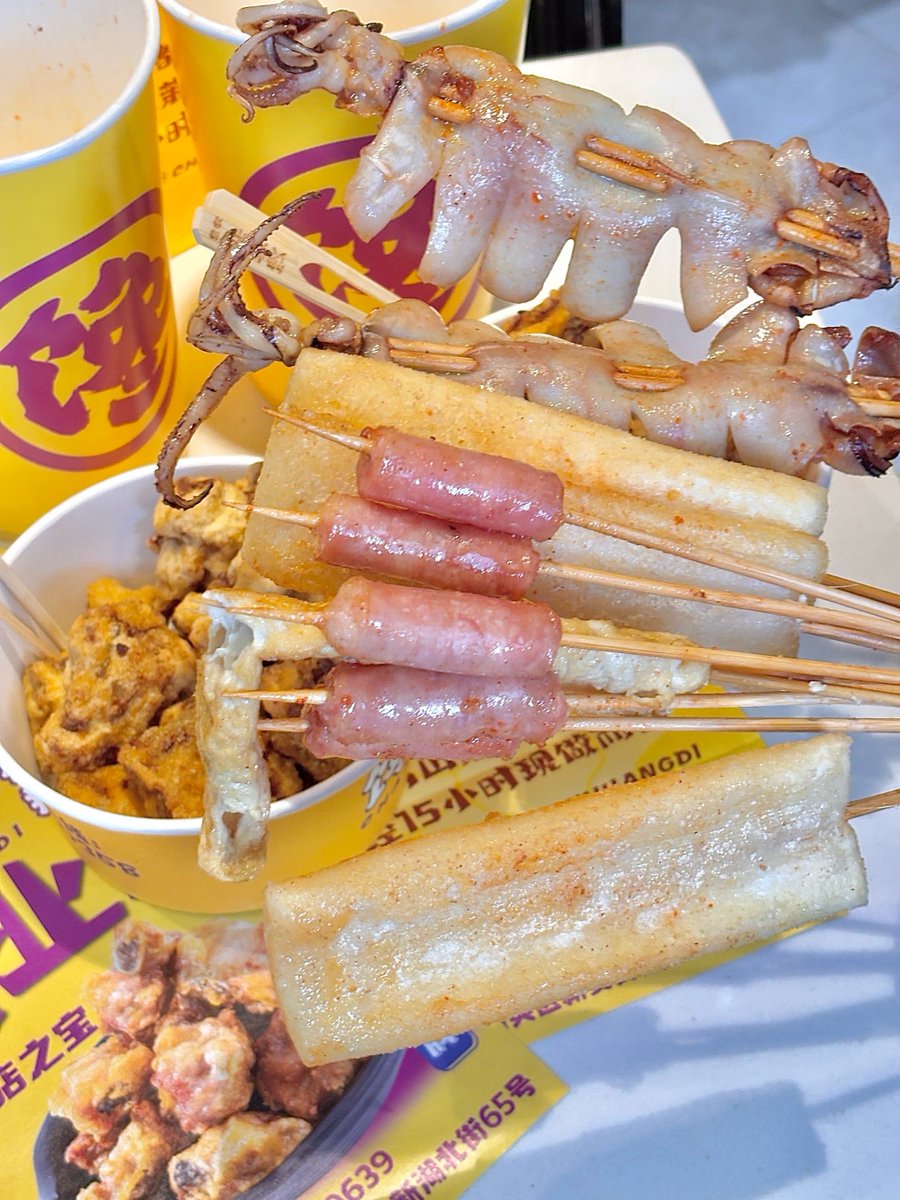 tallwall510's tweet photo. Crispy fried skewers sizzling on a street stall! Hot, savory, and perfect for a midday snack  #StreetFoodJoy https://t.co/yULaxDk0SS