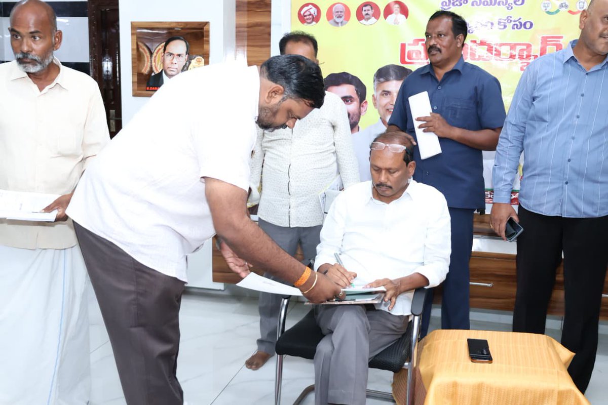 BnVijayKumar_Bn's tweet photo. ఒంగోలులో మంగమూరు రోడ్డు మర్రిచేట్టు దగ్గర సంతనూతలపాడు  కార్యాలయం లో ప్రజా దర్బార్‌ను నిర్వహించాను. ప్రజలు ఎదుర్కొంటున్న సమస్యలను తెలుసుకుని  ప్రతి ఒక్కరి అర్జీని స్వయంగా స్వీకరించి  వారి సమస్యలను వివరంగా తెలుసుకున్నాను.
#prajadarbhar 
#BnVijayKumar 
#MLAVijayKumar 
#TeamBN https://t.co/YD8O9EVjUA