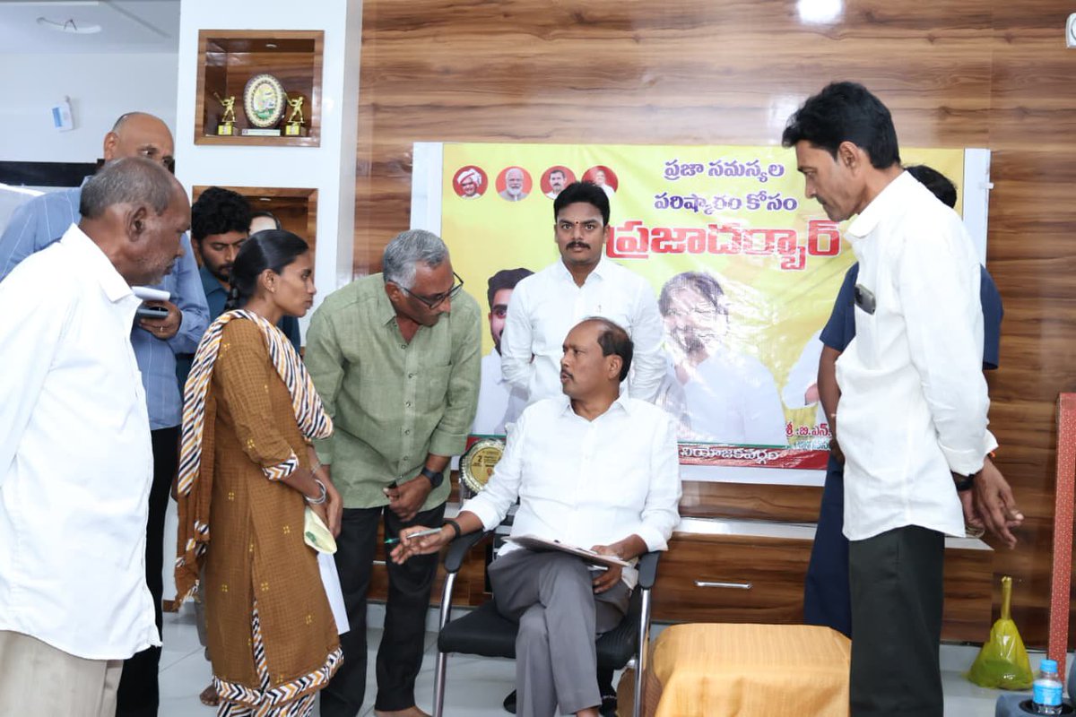 BnVijayKumar_Bn's tweet photo. ఒంగోలులో మంగమూరు రోడ్డు మర్రిచేట్టు దగ్గర సంతనూతలపాడు  కార్యాలయం లో ప్రజా దర్బార్‌ను నిర్వహించాను. ప్రజలు ఎదుర్కొంటున్న సమస్యలను తెలుసుకుని  ప్రతి ఒక్కరి అర్జీని స్వయంగా స్వీకరించి  వారి సమస్యలను వివరంగా తెలుసుకున్నాను.
#prajadarbhar 
#BnVijayKumar 
#MLAVijayKumar 
#TeamBN https://t.co/YD8O9EVjUA