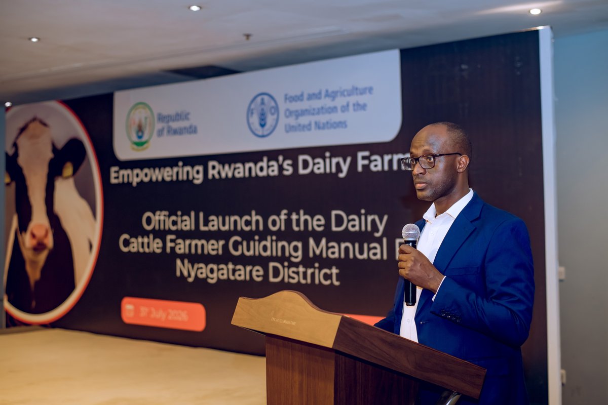 NyagatareDistr's tweet photo. Ku bufatanye bw'Akarere, @RwandaAgri na @FAORwanda , aka kanya kuri Epic Hotel hari kubera inama igamije kumurika ku mugaragaro, igitabo cy'imfashanyigisho kizajya gifasha aborozi kumenya uburyo buboneye bwo korora inka zitanga umukamo mu rwego rwo kongera umukamo mu bwiza no mu bwinshi no kumenya uburyo bwiza bwo kugaburira amatungo, ibyo kurya bikungahaye ku ntungamubiri akeneye. Ni igitabo cyateguwe hagendewe ku mbogamizi abahinzi n'aborozi bahuraga nazo ndetse n'imibereho yabo. 

Iyi nama yitabiriwe n'Umunyamabanga wa Leta muri Minisiteri y'Ubuhinzi n'ubworozi @solangeuwituze , Abayobozi baje bahagarariye @FAORwanda , @HeiferRwanda n'abandi bafatanyabikorwa mu buhinzi n'ubworozi, Abahagaraririye abahinzi n'aborozi mu Turere twa Gatsibo na Nyagatare n'abandi.