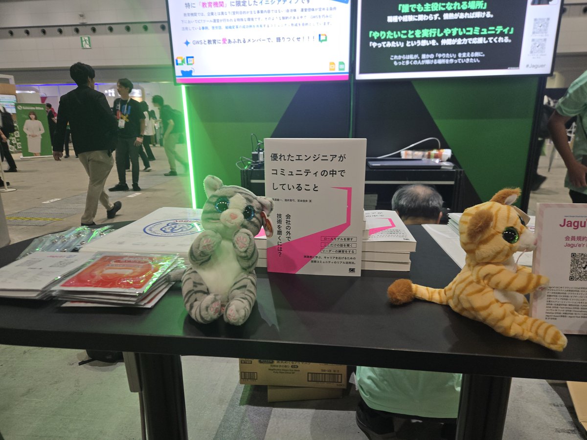Kahom2019's tweet photo. 今日はGoogle Cloud Next Tokyoに🌈
｢成功するコミュニティの作り方｣の著者3人が出版後初めて揃ったので記念撮影！本もブースに出してましたが午前中になくなってしまい、手にとっていただいた方に感謝です！！感想聞かせてください🤍Google Cloud Nextイベントも大盛況で去年の2倍参加者とのこと https://t.co/59355HMnNl