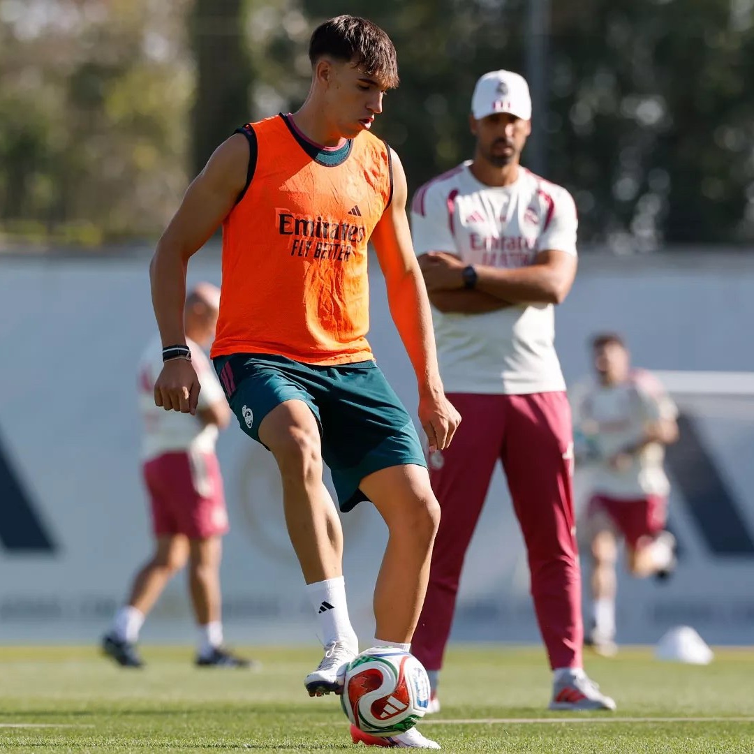 theMadridZone's tweet photo. 🚨 BREAKING: Carlos Espí is TRAINING. 🤍 https://t.co/EbQekdsrDJ