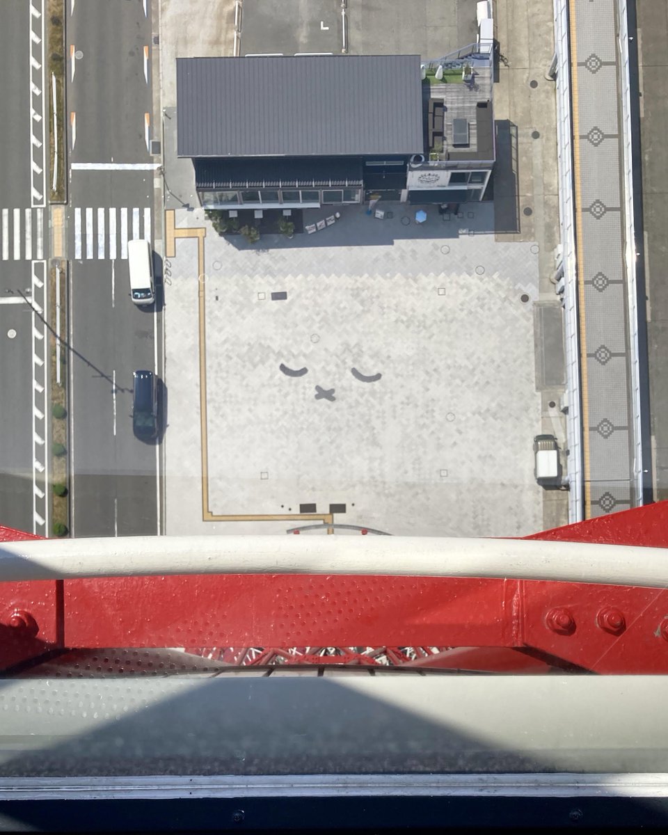 kobe_porttower's tweet photo. 「KOBE PORT TOWER×Dick Bruna TABLE in KOBE Waterfront」~Night Time~

神戸ポートタワー前、周辺空地にミッフィーのお顔が出現！！
今回は～Night Time～がテーマなので、おめめを閉じています🌙🌟

写真は神戸ポートタワー展望1階（一番おすすめ！）から撮影しました📸

https://t.co/bGSRHEVctz https://t.co/0bKp27dSv5